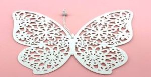 Motýl závěs, barva bílá, velikost 18,5x0,3x20 cm.